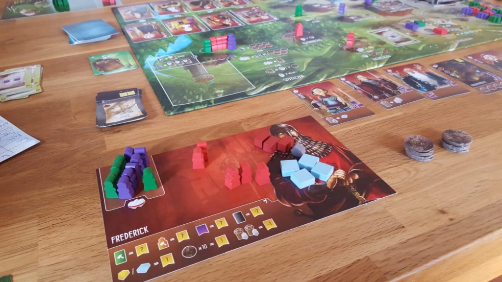 Auf dem Spielertableau gibt es eine Punkteübersicht. Außerdem werden hier eigene und fremde, gefangene, Arbeiter sowie Ressourcen und Silbermünzen gesammelt. Daneben legt ihr gebaute Gebäaude und angeworbene Lehrlinge aus.