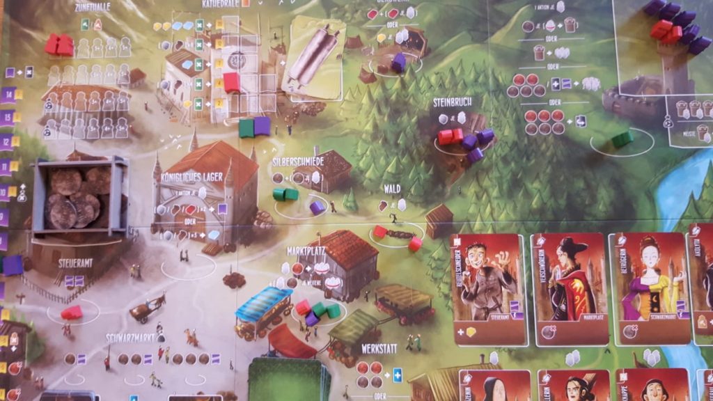 Der Spielplan zeigt die verschiedenen Orte, ausliegende Lehrlingskarten etc. Jeder Ort gibt an, welche Aktion dort ausgeführt werden kann und welche Effekte die Arbeiter aus den Vorrunden dabei bringen.