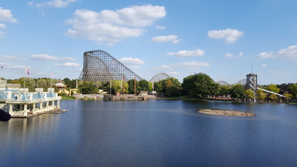 Achterbahn Colossos jenseits des Heide Park Sees